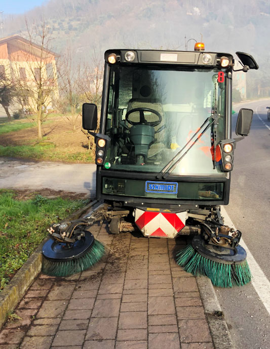 servizio con attrezzature spazzatrici